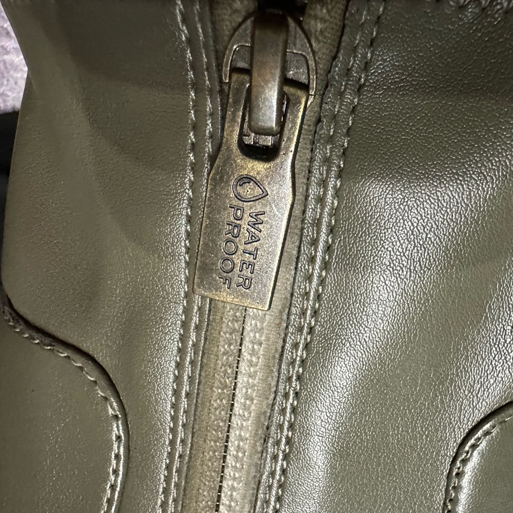 Vionic Ronan waterproof boot in Olive, sz 8.5, EUC - Picture 4 of 9